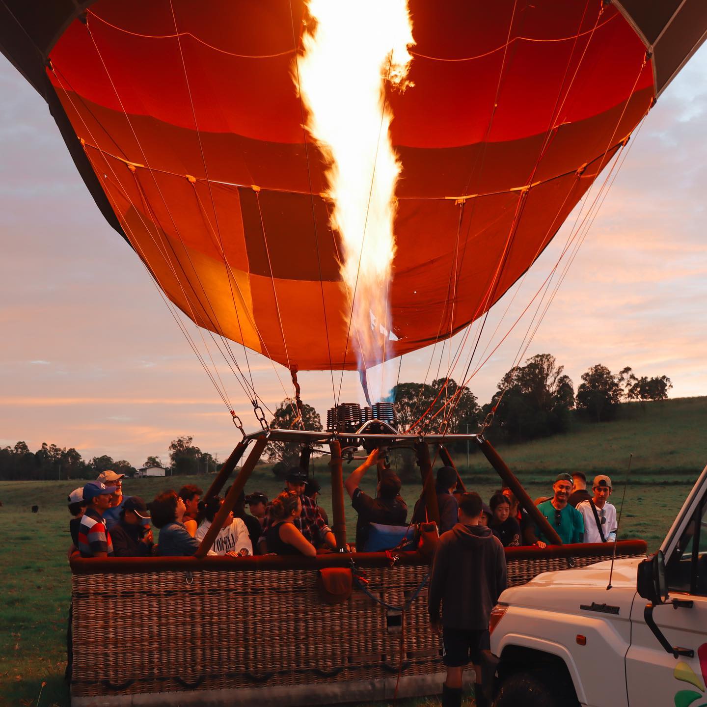 60 Minute Balloon Flight + Breakfast + Evening Glow Worm Tour